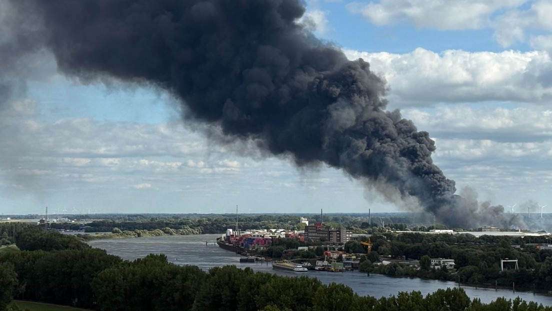 Mehrere Explosionen im Hafen: Rauchsäule über Hamburg