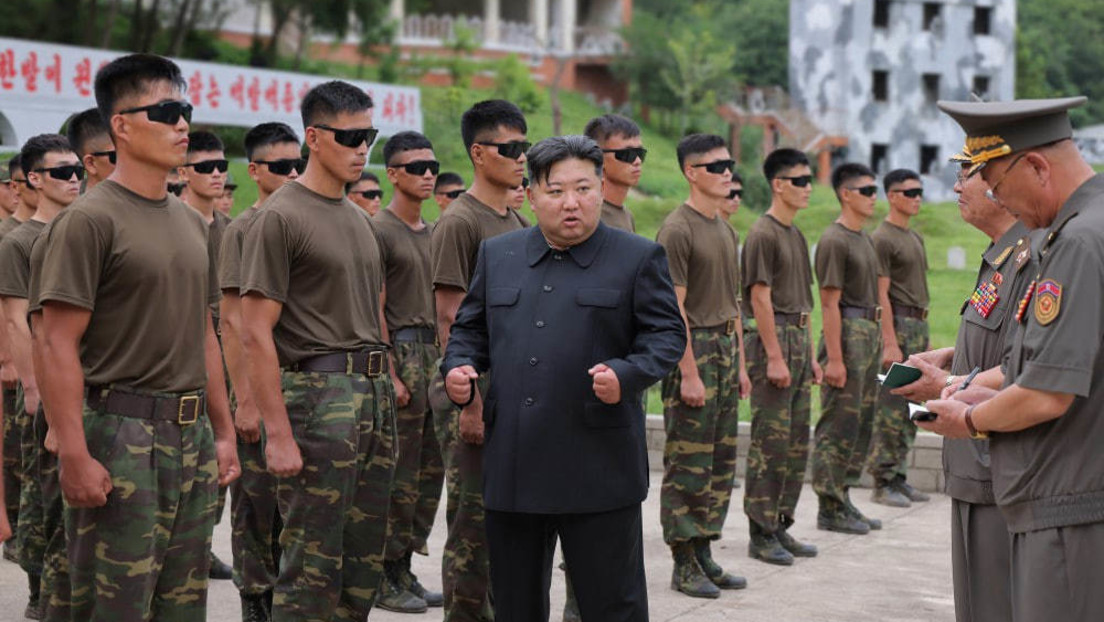 DVRK : Kim inspiziert Trainingsbasis für Scharfschützen
