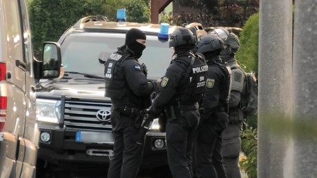 Vorwurf "Mitgliedschaft in terroristischer Vereinigung": Drei mutmaßliche Reichsbürger festgenommen