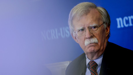 Bolton kritisiert nach Durchsuchungen Trumps Strategie gegenüber der Ukraine