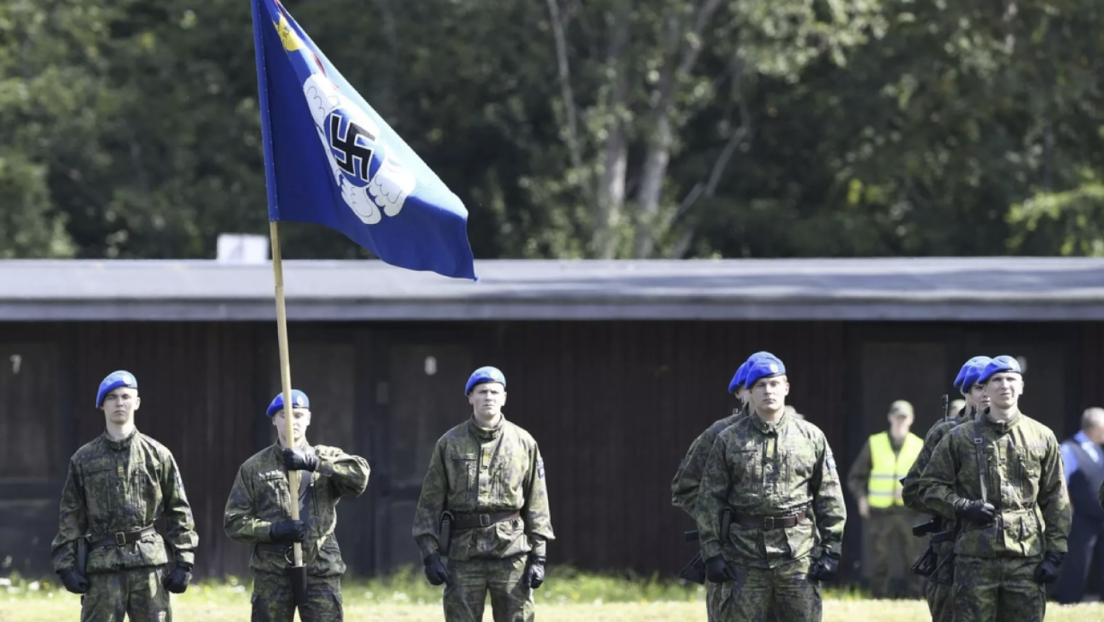 Nach NATO Kritik: Finnland entfernt Hakenkreuze von Luftwaffenflaggen