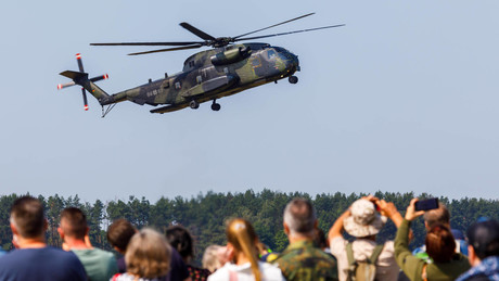 Tag der offenen Tür bei der Bundeswehr: Soldat stürzt bei Flugschau aus Hubschrauber