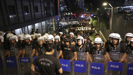 Anhänger der türkischen Oppositionspartei CHP protestieren in Istanbul trotz Demonstrationsverbots