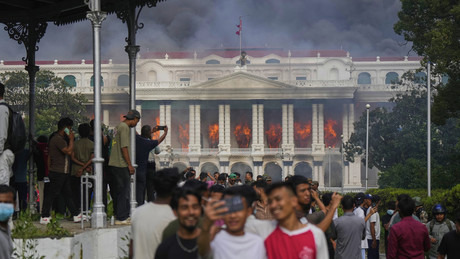 Massenproteste in Nepal: Zahlreiche Tote und Verletzte, Regierungsgebäude in Brand