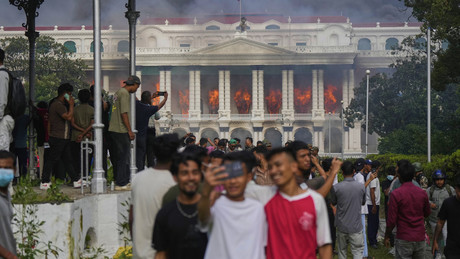 Massenproteste in Nepal: Zahlreiche Tote und Verletzte, Regierungsgebäude in Brand