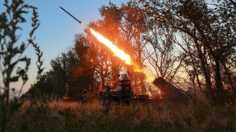 Liveticker Ukraine-Krieg: Militärische Transportlogistik in Saporoschje getroffen
