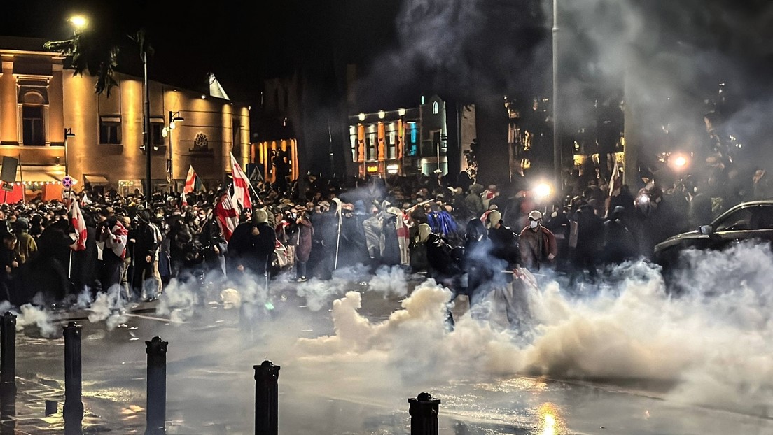Tiflis: Demonstranten dringen in die Residenz des Präsidenten ein – Spezialeinheiten unterwegs