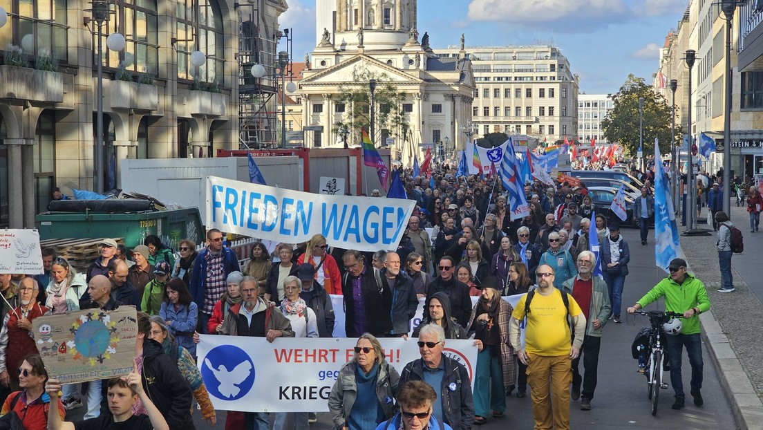 Blockaden und Wehrdienstverweigerung: Neue Töne auf "Die Waffen nieder"-Demo in Berlin