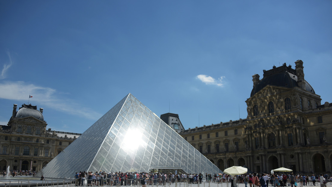 Raubüberfall im Louvre: Drei Täter auf der Flucht – Napoleons Juwelen gestohlen