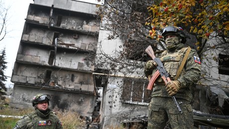 Liveticker Ukraine-Krieg: Russische Armee zieht Schlinge im eingekreisten Krasnoarmeisk zu