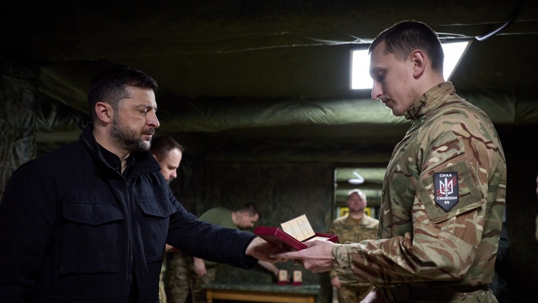 Auszeichnungen verliehen: Selenskij zu Besuch bei Einheiten ukrainischer Neonazis (VIDEOS)