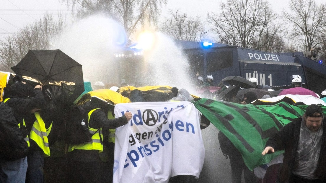 Tumulte rund um AfD-Jugendkongress: Polizei setzt Wasserwerfer gegen Blockierer ein