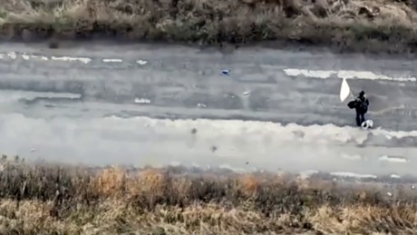 Ukrainische Streitkräfte töten Zivilisten durch direkte FPV-Drohnenangriffe (VIDEO)