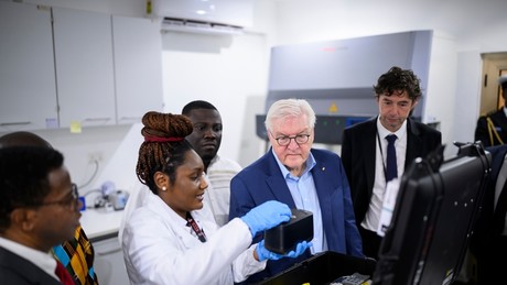 Der tägliche Wahnsinn: Ghana – Steinmeier und Drosten zu Gast zum Thema "Impfstoffentwicklung"