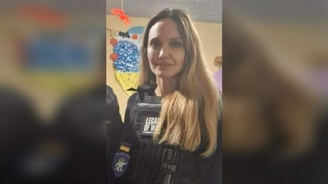 Angelina Jolies Begleiter in der Ukraine eingezogen: Besuch endet im Rekrutierungszentrum