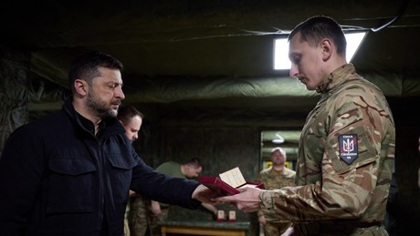 Auszeichnungen verliehen: Selenskij zu Besuch bei Einheiten ukrainischer Neonazis (VIDEOS)