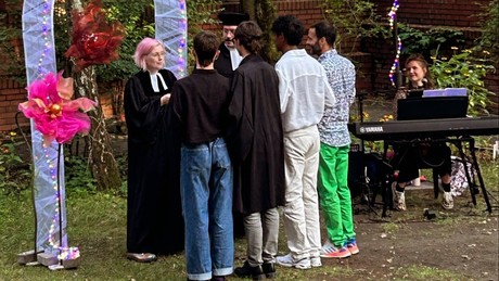 Der tägliche Wahnsinn: "Was sollte Gott dagegen haben?" – Berliner Pfarrerin "traut" Vierer-Homoehe