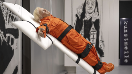 Umstrittene Skulptur eines gekreuzigten Donald Trump wird in der Schweiz gezeigt