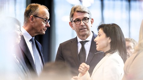 Medienbericht: Merz-Staatsminister verkauft Abendessen mit Kabinettsmitgliedern für 80.000 Euro