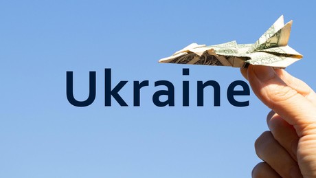 Pariser Rüstungsdeal: Selenskij bewaffnet ukrainische Streitkräfte mit Papierfliegern