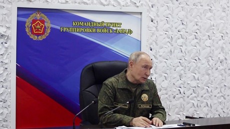 Putin: Eine "kriminelle Bande auf goldenen Klos" führt die Ukraine