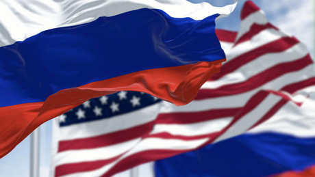 Medien: Vertreter der USA und Russlands treffen sich in Abu Dhabi