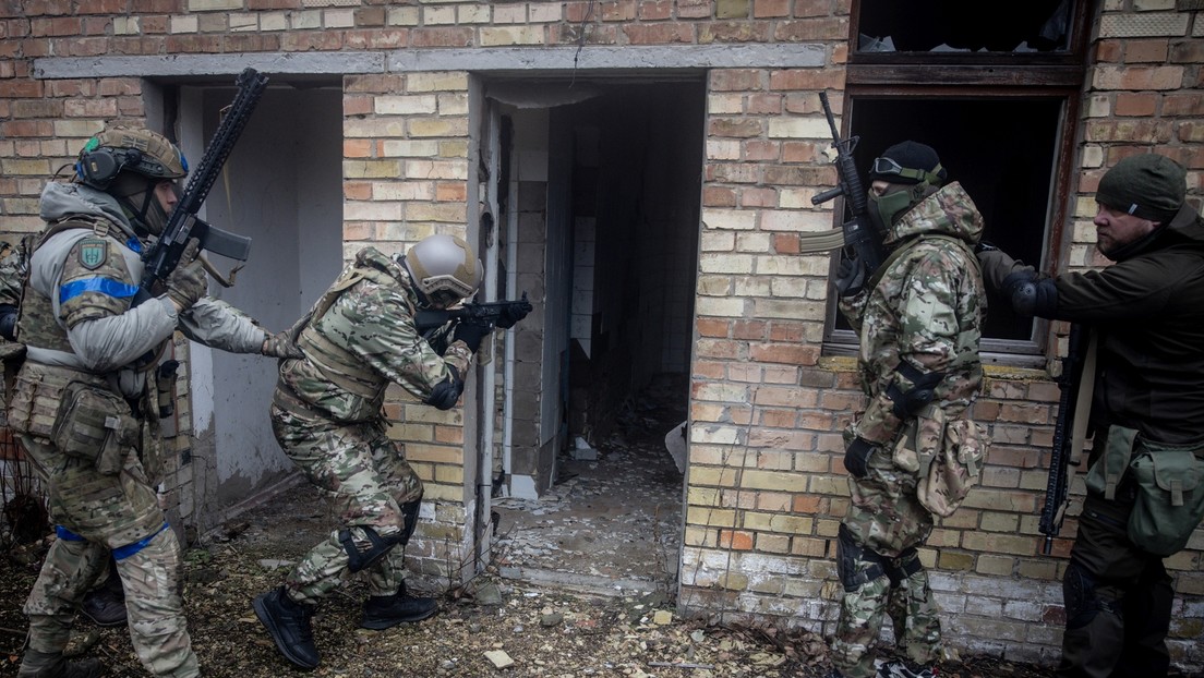 Kiew: Geheimdienst-Mitarbeiter und Soldaten kämpfen mit Waffen um ein Klinikgelände