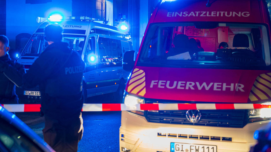 Gießen: Autofahrer rast in Bushaltestelle bei Weihnachtsmarkt – mehrere Verletzte