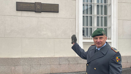 Der tägliche Wahnsinn: "Schutz von Berlin" – Merz erhält Ehrentafel in Litauens Hauptstadt