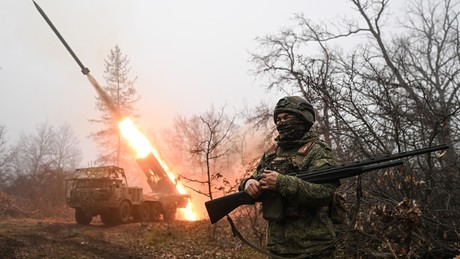 Liveticker Ukraine-Krieg: Russische Streitkräfte greifen gegnerische Militärflughäfen an