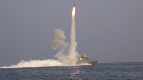 Iran startet Übung im Persischen Golf: Raketen und Marschflugkörper auf simulierte Ziele abgefeuert