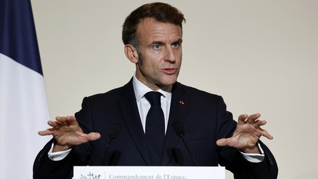 Kurz nach China-Besuch: Macron droht Peking mit EU-Zöllen   