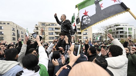 10.000 Exilsyrer "feiern" in Essen Jahrestag von Assads Sturz: Messerattacke inklusive