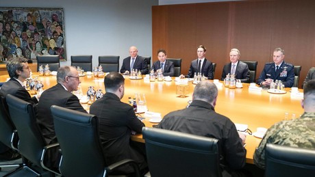 Berlin: Ukraine-Friedensgespräche mit US-Gesandten, Selenskij und Merz haben begonnen