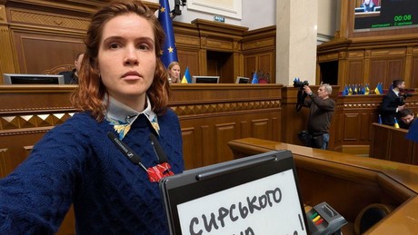 Handgreiflichkeiten im ukrainischen Parlament: Abgeordnete Besuglaja fordert Rücktritt von Syrski