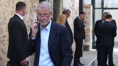 Großbritannien drängt Abramowitsch zur Freigabe der Chelsea-Mittel für die Ukraine