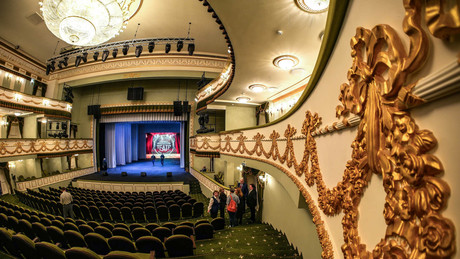 Mariupol feiert die Kultur: Theater nach Zerstörung durch Neonazis wiedereröffnet