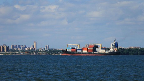 Ausgerechnet zu Weihnachten? – Trump bestätigt US-Drohnenangriffe auf venezolanische Hafenanlagen