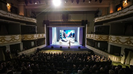 ARD-Tagesschau hält an widerlegter Darstellung der Zerstörung des Theaters in Mariupol fest