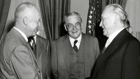 Werner Rügemer über Adenauers "Weichenstellung": Deutschlands Unterwerfung unter die USA