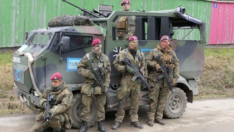 Vorwürfe gegen Fallschirmjäger: Frauenhass, Drogen und Hitler