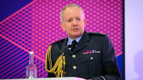 Britischer Militärchef ignoriert russische Warnungen vor Truppeneinsatz in der Ukraine