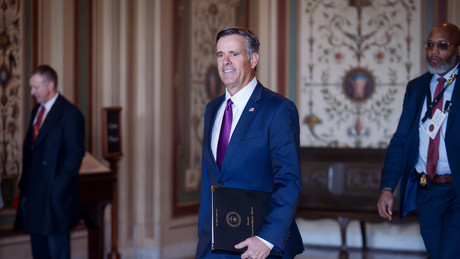 Paukenschlag: CIA-Chef trifft sich mit Interimspräsidentin Venezuelas in Caracas