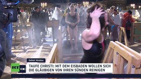 Orthodoxe Taufnacht in Moskau: Gläubige baden im eiskalten Wasser