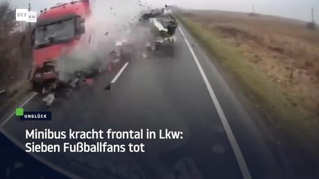 Minibus kracht frontal in Lkw: Sieben Fußballfans tot