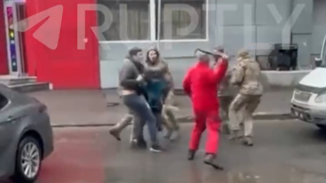 Ukrainer wehren sich mit Brechstangen und Tränengas gegen Zwangsrekrutierung (VIDEOS)