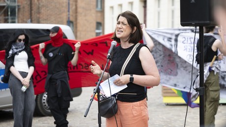 Linke-Justizministerin sorgt per WhatsApp für Skandal – Urlaub mit Sohn trotz Schulpflicht