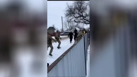 Ukrainische Militärrekrutierer eröffnen das Feuer und schlagen mit Pistolen auf Bürger ein (VIDEOS)