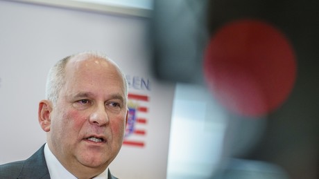 Hessens Innenminister will Abschiebungen durch Handyüberwachung erleichtern