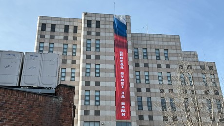 "Der Sieg wird unser sein": Russische Botschaft in Seoul mit Banner zum Militärfeiertag
